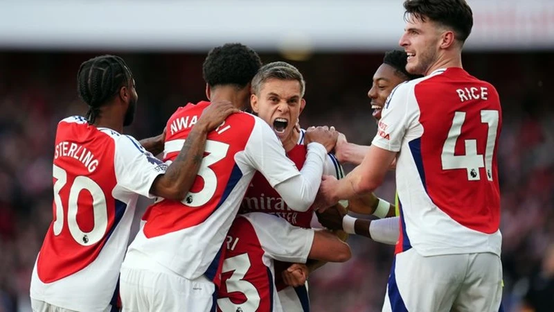 Arsenal bất ngờ đánh rơi lợi thế 2 bàn nhưng điềm tĩnh giành chiến thắng 4-2 trước Leicester.